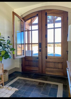 Porta com sistema de abertura dupla com vidro quadriculado - Imagem 2