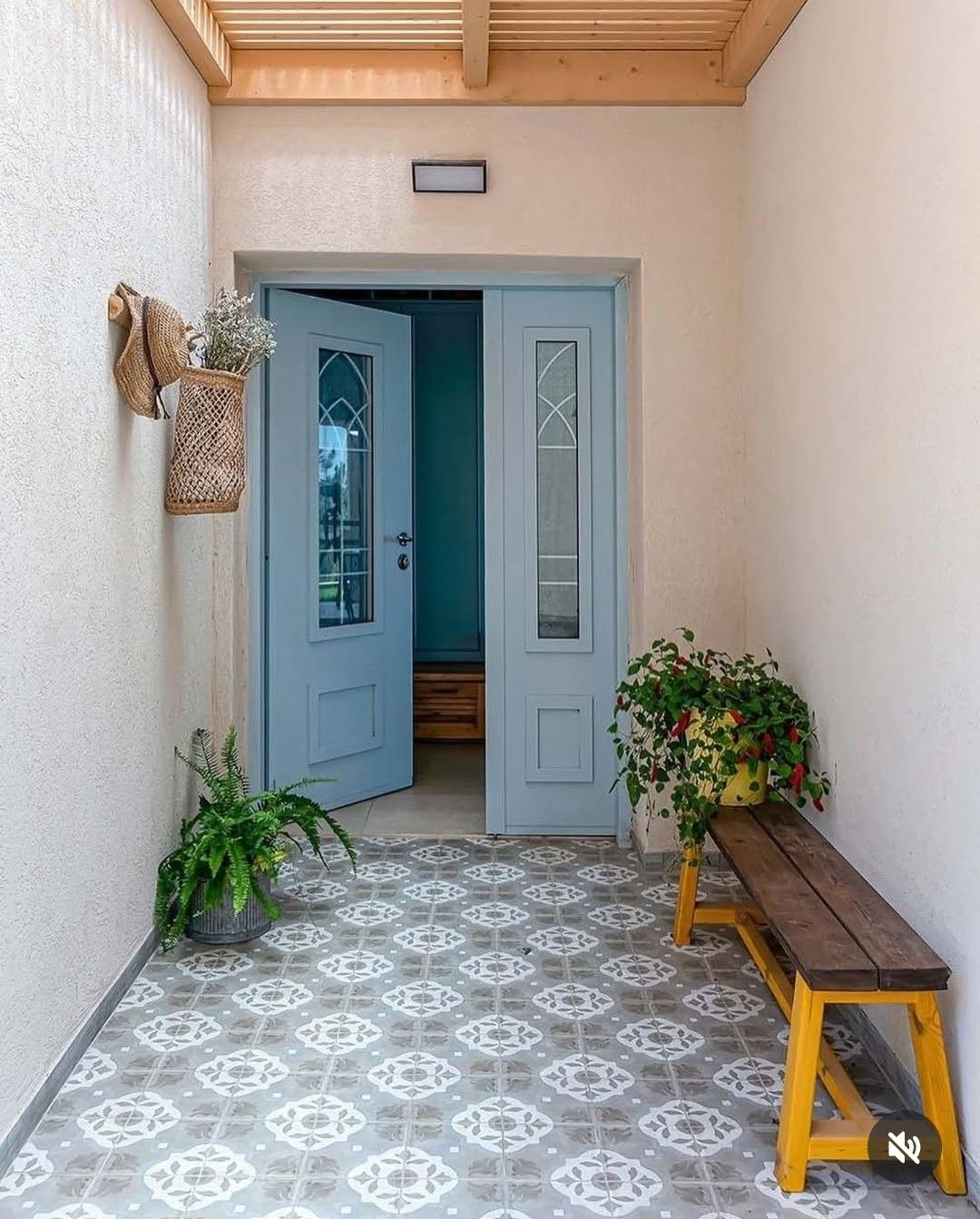 7bd9f900cbf3555e907c4643d1a40fe3 Porta com sistema de abertura dupla com grade de ferro - Imagem 1