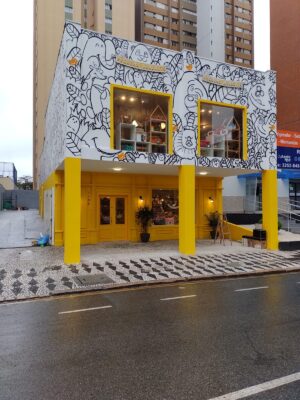 Porta com sistema de abertura dupla e acabamento em pintura laca amarela, destacando estilo e personalidade no ambiente - Imagem 8