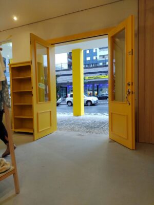 Porta com sistema de abertura dupla e acabamento em pintura laca amarela, destacando estilo e personalidade no ambiente - Imagem 7