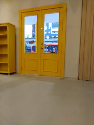 Porta com sistema de abertura dupla e acabamento em pintura laca amarela, destacando estilo e personalidade no ambiente - Imagem 6