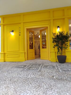 Porta com sistema de abertura dupla e acabamento em pintura laca amarela, destacando estilo e personalidade no ambiente - Imagem 4