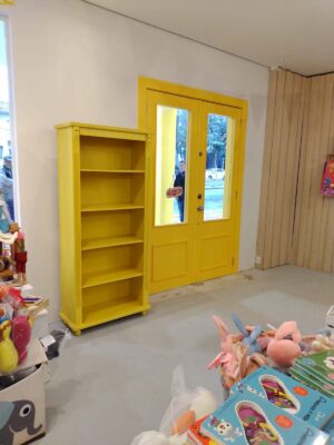 Porta com sistema de abertura dupla e acabamento em pintura laca amarela, destacando estilo e personalidade no ambiente - Imagem 5