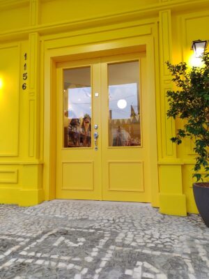 Porta com sistema de abertura dupla e acabamento em pintura laca amarela, destacando estilo e personalidade no ambiente - Imagem 2