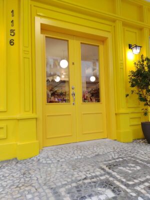 Porta com sistema de abertura dupla e acabamento em pintura laca amarela, destacando estilo e personalidade no ambiente