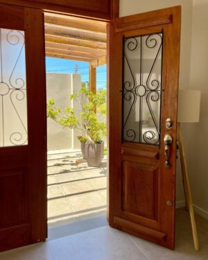 Porta com sistema de abertura dupla com grade de ferro - Imagem 3