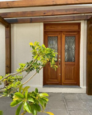 Porta com sistema de abertura dupla com grade de ferro