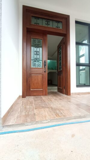 Porta com sistema de abertura dupla com grade de ferro - Imagem 5