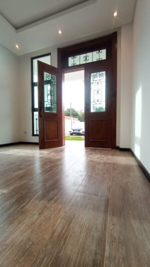 Porta com sistema de abertura dupla com grade de ferro - Imagem 7