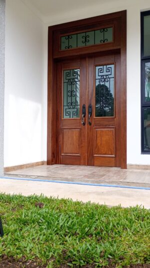 Porta com sistema de abertura dupla com grade de ferro - Imagem 4