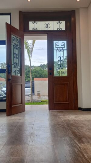 Porta com sistema de abertura dupla com grade de ferro - Imagem 8