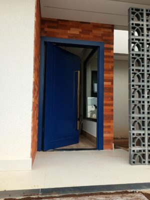 Porta pivotante em ACM azul cobalto - Imagem 2