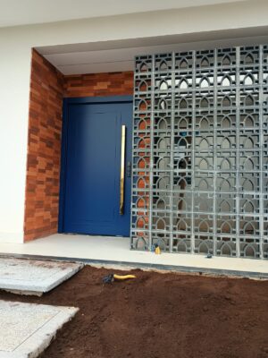 Porta pivotante em ACM azul cobalto