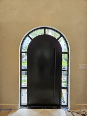 Porta em ACM modelo em arco, com portal em arco e vidro, unindo elegância e sofisticação ao projeto - Imagem 3
