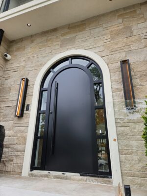 Porta em ACM modelo em arco, com portal em arco e vidro, unindo elegância e sofisticação ao projeto - Imagem 2