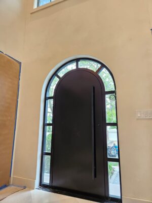 Porta em ACM modelo em arco, com portal em arco e vidro, unindo elegância e sofisticação ao projeto - Imagem 4