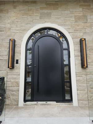 Porta em ACM modelo em arco, com portal em arco e vidro, unindo elegância e sofisticação ao projeto