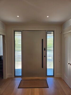 Porta em ACM modelo ondulado, com portais laterais em vidro, acabamento externo wood sucupira e interno champanhe, unindo duas faces com estilos distintos - Imagem 2