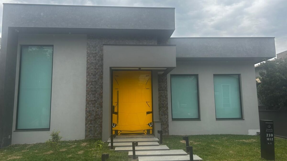 Porta pivotante em ACM modelo Lamborghini exclusivo, desenvolvida para atender pedido especial do cliente. Design moderno e imponente - Imagem 8