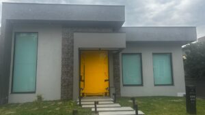 Porta pivotante em ACM modelo Lamborghini exclusivo, desenvolvida para atender pedido especial do cliente. Design moderno e imponente - Imagem 8