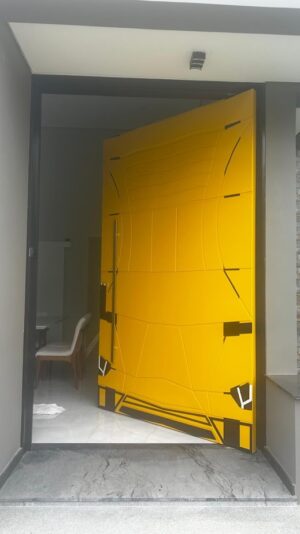 Porta pivotante em ACM modelo Lamborghini exclusivo, desenvolvida para atender pedido especial do cliente. Design moderno e imponente - Imagem 2