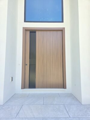 Porta pivotante em ACM com puxador cava especial