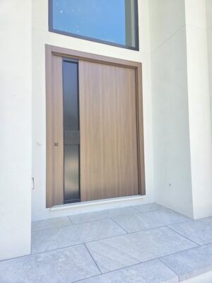 Porta pivotante em ACM com puxador cava especial - Imagem 2