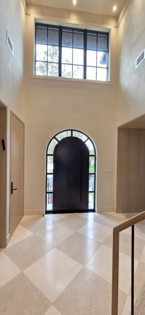 Porta em ACM modelo em arco, com portal em arco e vidro, unindo elegância e sofisticação ao projeto - Imagem 5