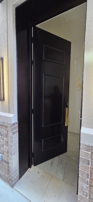 Porta em ACM modelo neoclássico com boiseries, valorizando sofisticação e estilo clássico - Imagem 2