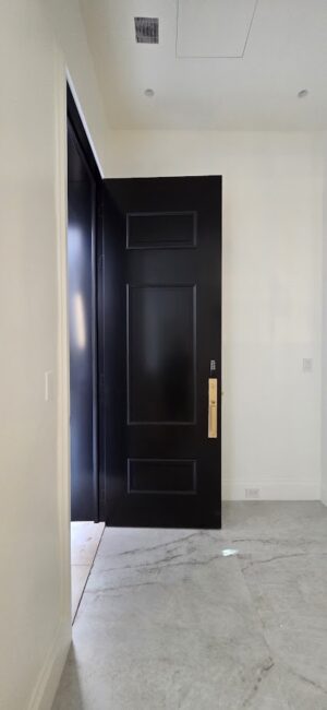 Porta em ACM modelo neoclássico com boiseries, valorizando sofisticação e estilo clássico - Imagem 3