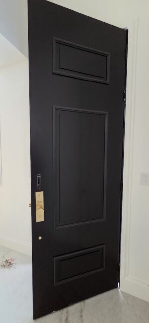 Porta em ACM modelo neoclássico com boiseries, valorizando sofisticação e estilo clássico