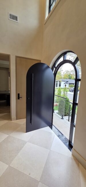 Porta em ACM modelo em arco, com portal em arco e vidro, unindo elegância e sofisticação ao projeto - Imagem 6