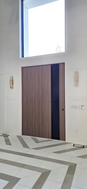 Porta pivotante em ACM com puxador cava especial - Imagem 5