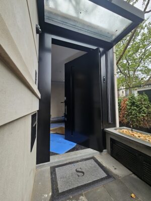 Porta pivotante em ACM com puxador cava - Imagem 2