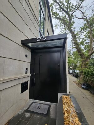 Porta pivotante em ACM com puxador cava