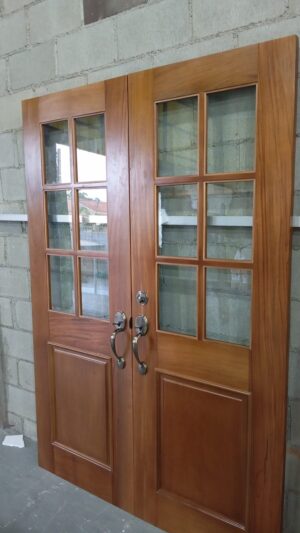 Porta com sistema de abertura dupla com vidros quadriculados - Imagem 2