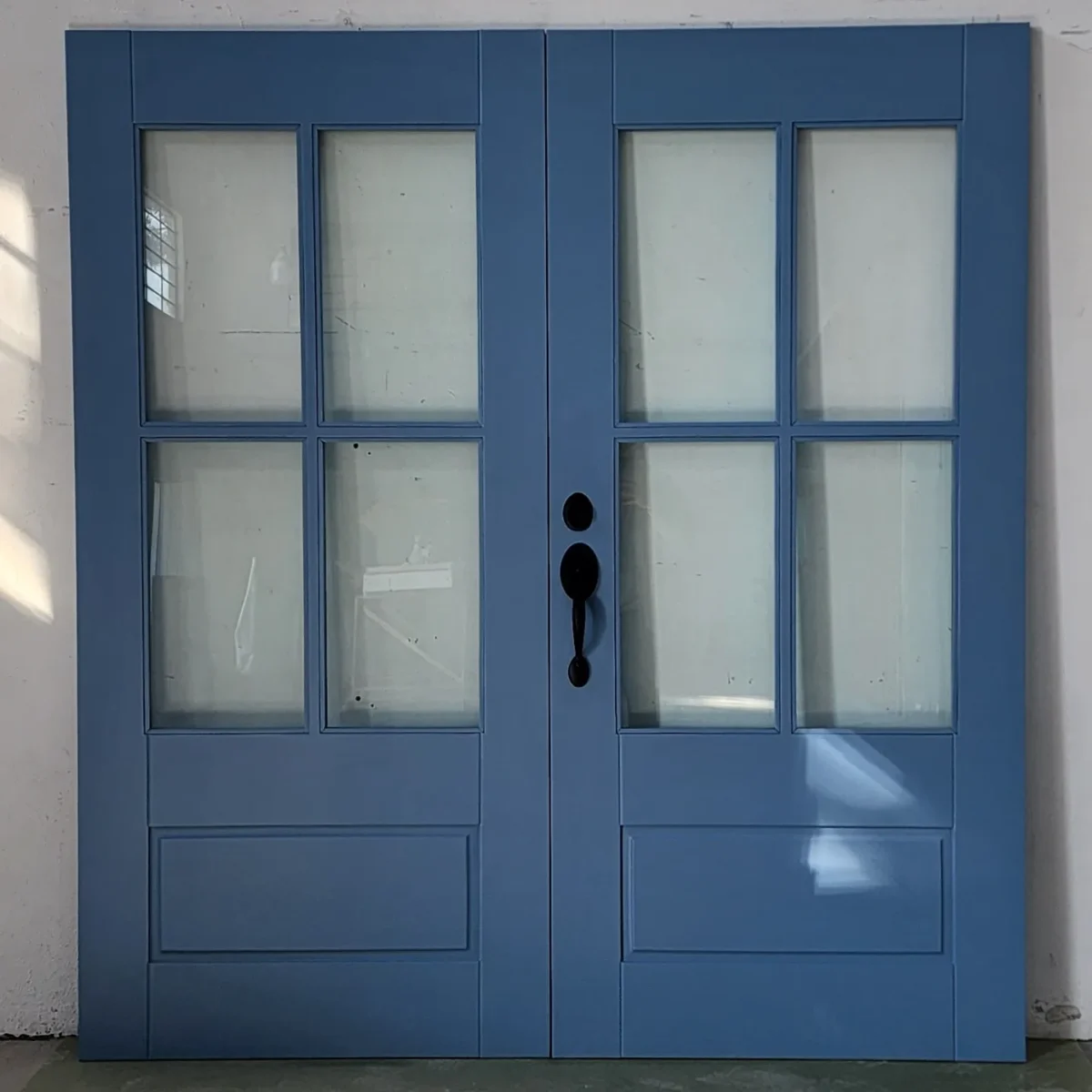 Porta com sistema de abertura dupla e acabamento em pintura laca azul fosco, combinando funcionalidade e sofisticação no design - Imagem 4