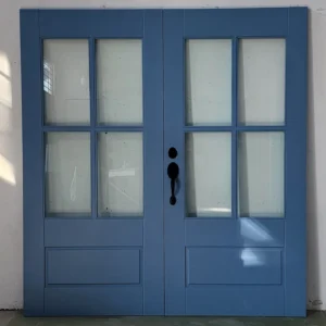 Porta com sistema de abertura dupla e acabamento em pintura laca azul fosco, combinando funcionalidade e sofisticação no design - Imagem 4