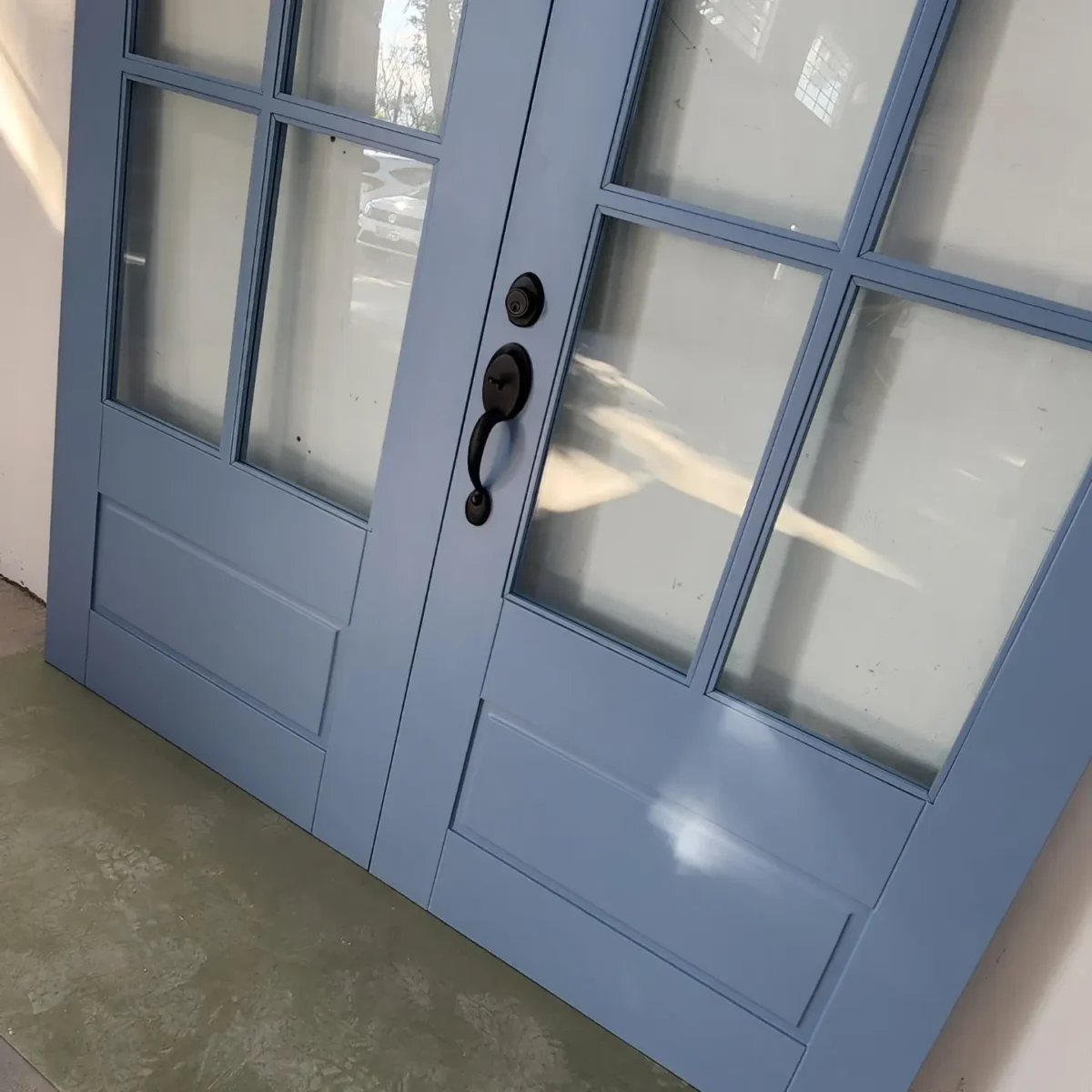 Porta com sistema de abertura dupla e acabamento em pintura laca azul fosco, combinando funcionalidade e sofisticação no design - Imagem 5