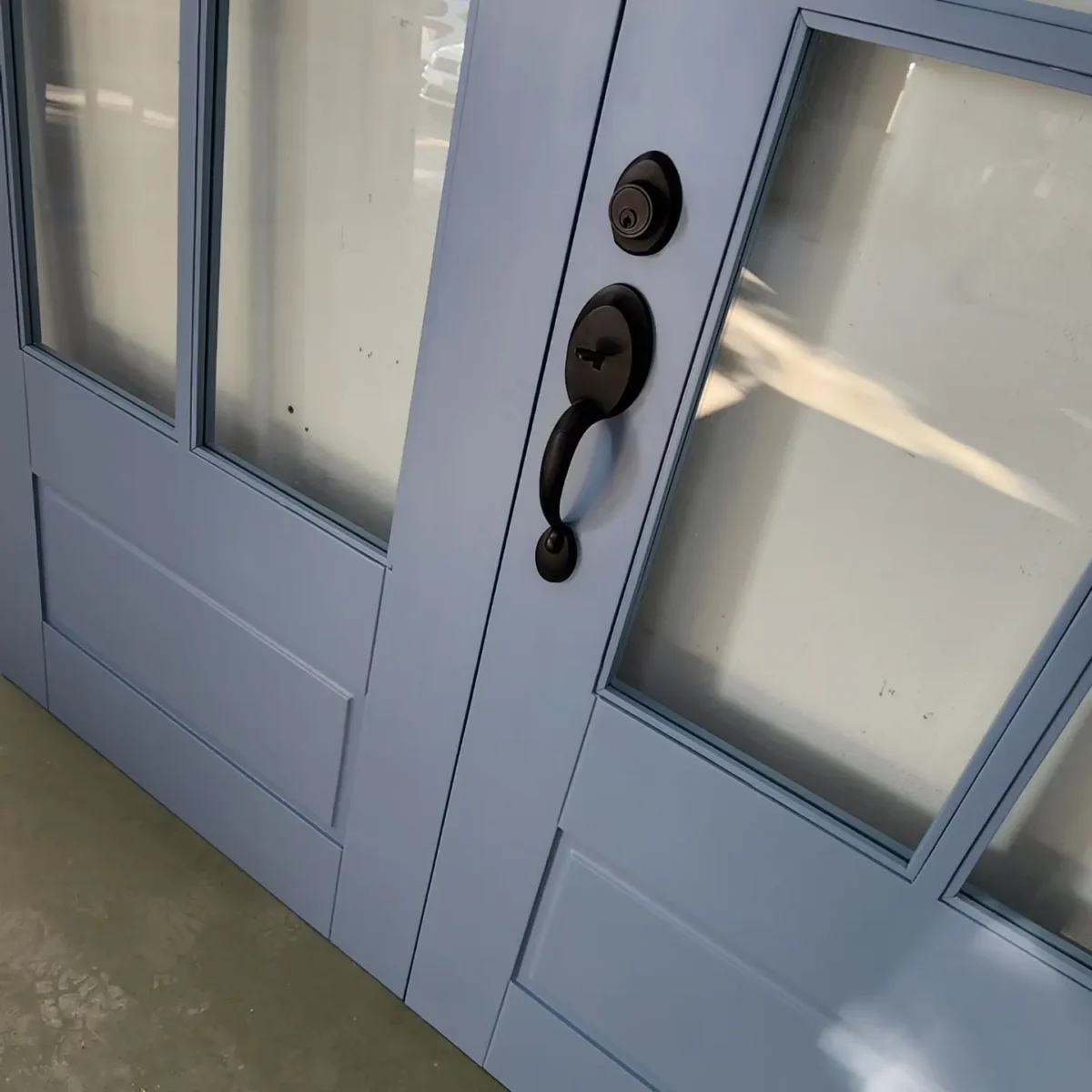 Porta com sistema de abertura dupla e acabamento em pintura laca azul fosco, combinando funcionalidade e sofisticação no design - Imagem 6