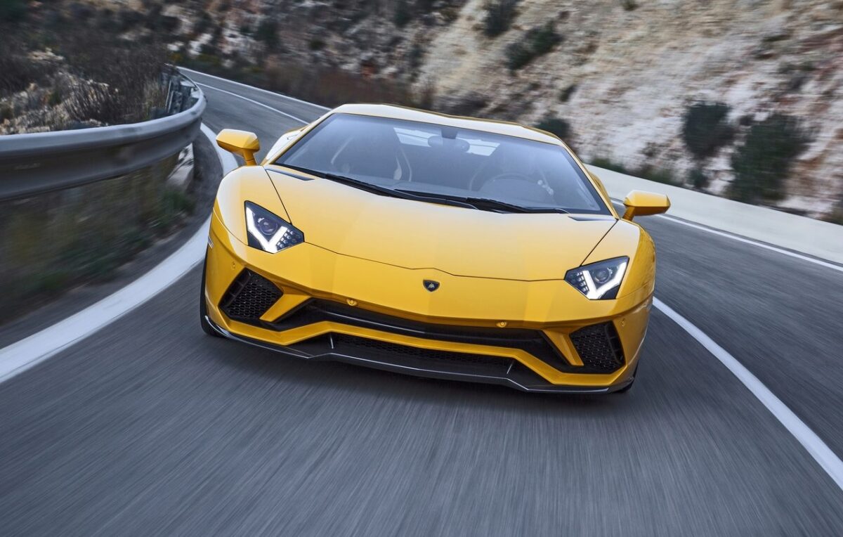 Porta pivotante em ACM modelo Lamborghini exclusivo, desenvolvida para atender pedido especial do cliente. Design moderno e imponente - Imagem 9