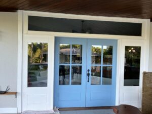 Porta com sistema de abertura dupla e acabamento em pintura laca azul fosco, combinando funcionalidade e sofisticação no design