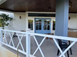 Porta com sistema de abertura dupla e acabamento em pintura laca azul fosco, combinando funcionalidade e sofisticação no design - Imagem 3