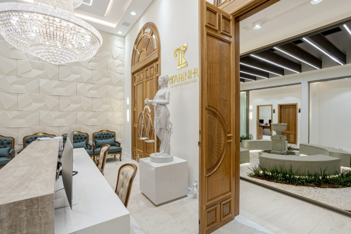 Porta em madeira maciça com sistema de abertura dupla, arco superior curvo e portal lateral com vidro fixo. Modelo exclusivo, produzido sob medida - Imagem 4