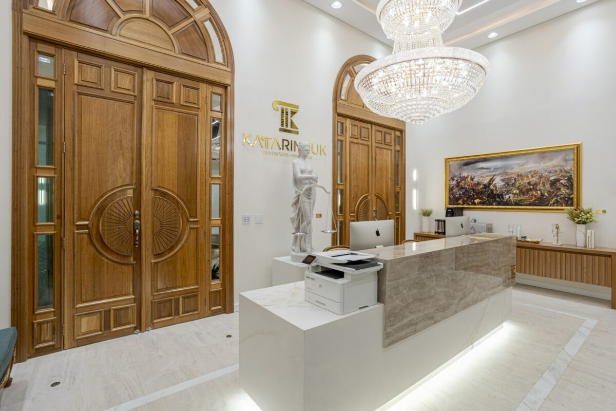 Porta em madeira maciça com sistema de abertura dupla, arco superior curvo e portal lateral com vidro fixo. Modelo exclusivo, produzido sob medida - Imagem 2