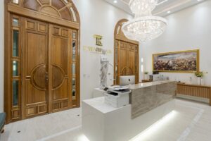 Porta em madeira maciça com sistema de abertura dupla, arco superior curvo e portal lateral com vidro fixo. Modelo exclusivo, produzido sob medida - Imagem 2