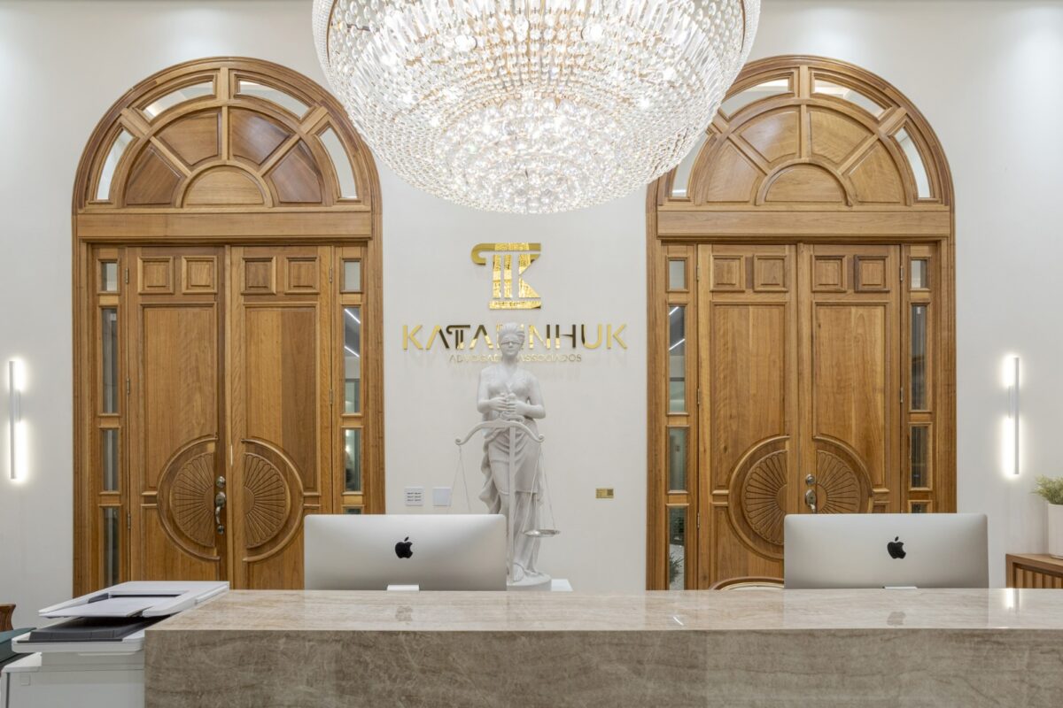 WhatsApp Image 2024-08-13 at 21.33.26 (2) Porta em madeira maciça com sistema de abertura dupla, arco superior curvo e portal lateral com vidro fixo. Modelo exclusivo, produzido sob medida - Imagem 1