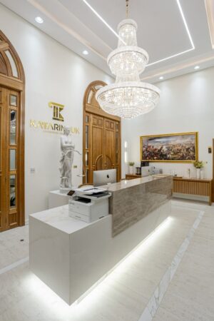 Porta em madeira maciça com sistema de abertura dupla, arco superior curvo e portal lateral com vidro fixo. Modelo exclusivo, produzido sob medida - Imagem 5