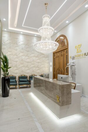 Porta em madeira maciça com sistema de abertura dupla, arco superior curvo e portal lateral com vidro fixo. Modelo exclusivo, produzido sob medida - Imagem 6