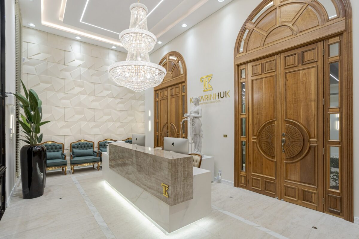 Porta em madeira maciça com sistema de abertura dupla, arco superior curvo e portal lateral com vidro fixo. Modelo exclusivo, produzido sob medida - Imagem 7